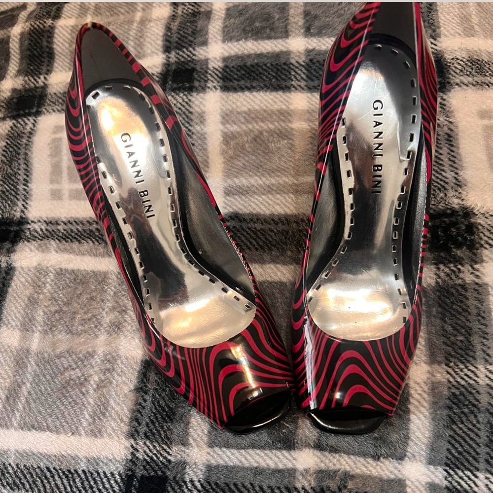 Gianni Bini Women's Black and Pink Heels